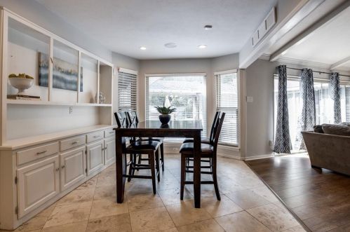 1049 Frst Grv Dr, Dallas TX 75218-2333 exterior