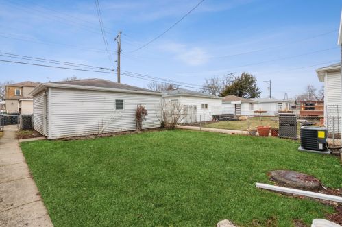 5040 Melvina Ave, Chicago IL 60646-1123 exterior