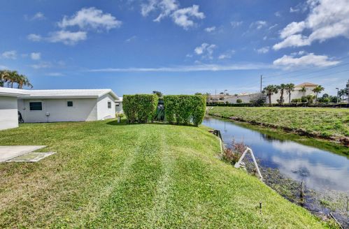 2390 14 Ave, Boynton Beach FL 33426-5871 exterior