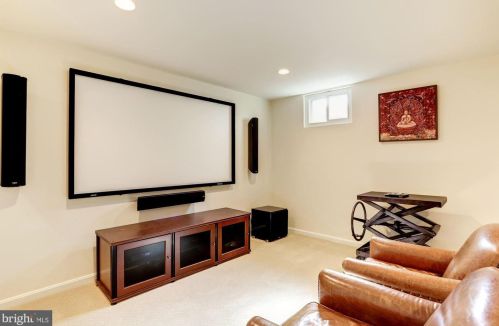 733 Rdg Dr, Mc Lean VA 22101-1620 exterior