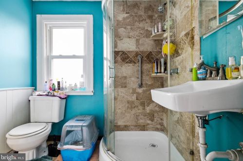 31 Clinton Ave, Camden NJ 08109-2006 exterior