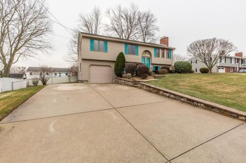 8 Ferncrest Dr, Providence RI 02919-3503 exterior