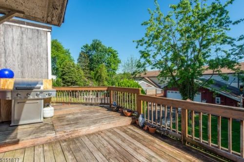 20 Sindle Ave, West Paterson NJ 07424-1650 exterior