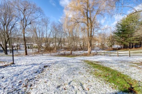 92 West St, Windsor Locks CT  06096-1813 exterior