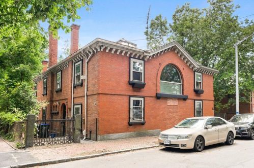 107 Benevolent St, Providence, RI 02906-3154