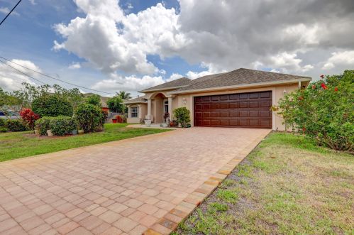 534 Halifax Ave, Fort Pierce, FL 34953-3875