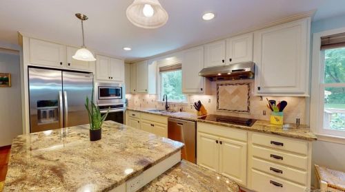 6 Hummingbird Ln, Enfield CT 06082-5709 exterior