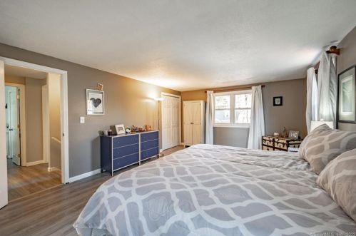 84 Spg St, Windsor Locks CT 06096-2207 exterior