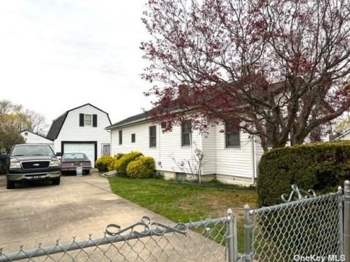 215 Irving St, Central Islip, NY 11722-4117