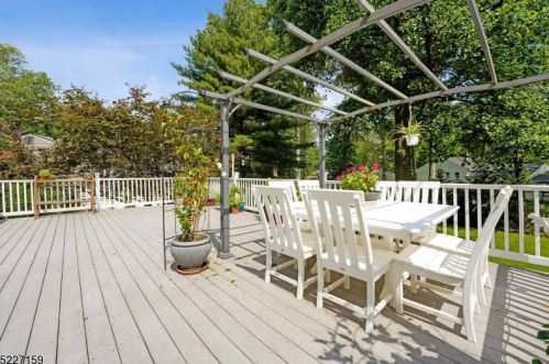 69 Sutton Dr, Berkeley Heights NJ 07922-2513 exterior