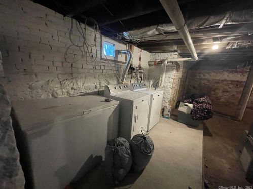 89 Old Broadway, North Haven CT 06473-1606 exterior