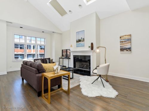 2842 Halsted St, Chicago, IL 60657-5151