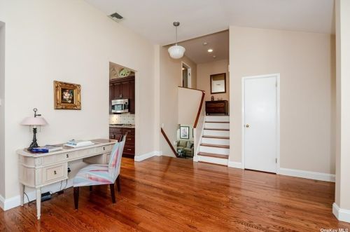 890 Longview Ave, Valley Stream, NY 11581-2826