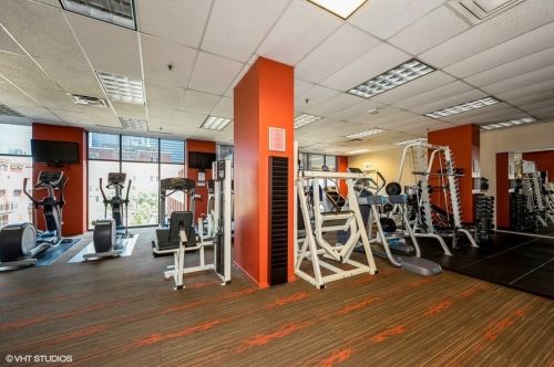 330 Jefferson St, Chicago IL  60661-1105 exterior