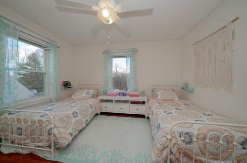 6 Harris St, Enfield CT 06082 exterior