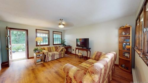 6 Hummingbird Ln, Enfield CT 06082-5709 exterior