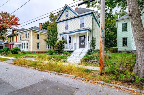 85 Fessenden St, Portland, ME 04103-4819