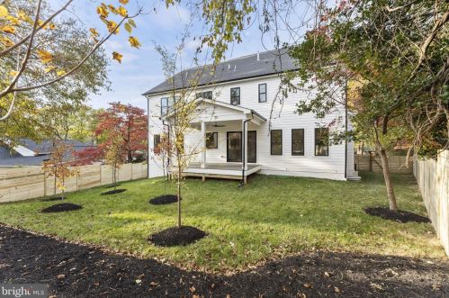 1327 Mayflower Dr, Mc Lean VA 22101-3405 exterior