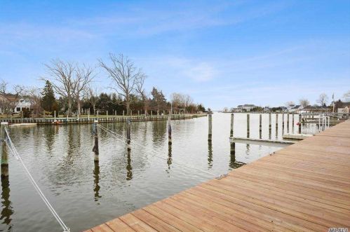 218 Woodsome Rd, Babylon NY 11702-3319 exterior