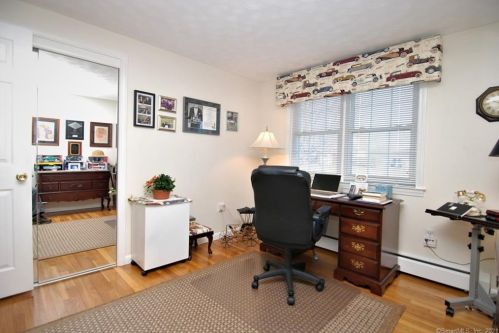 6 Buchanan Rd, Enfield CT 06082-5327 exterior