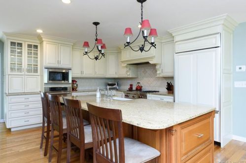 15 Deforest Rd, Wilton CT 06897-1908 exterior