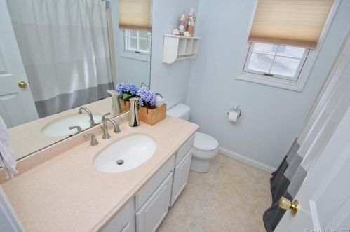 14 Carriage House, Enfield CT 06082-6025 exterior