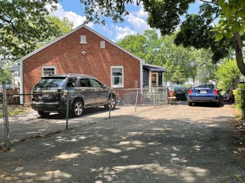 142 Putnam Cir, Springfield MA  01104-1350 exterior