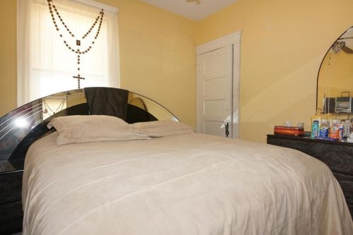 10 Bedford Ave, Worcester MA 01604-4739 exterior