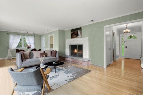 11 Angelus Dr, Greenwich CT 06831-3634 exterior