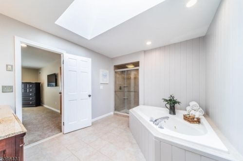 2 Arrowsmith Dr, Bridgewater NJ  08807-3801 exterior