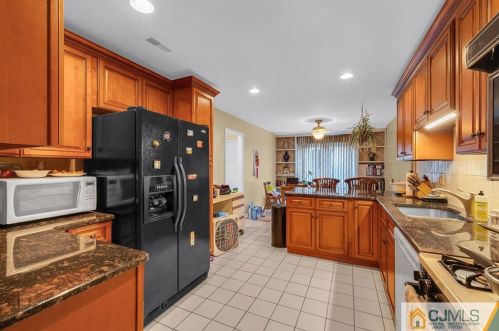 73 Laurel Holw Ct, Edison NJ 08820-1043 exterior