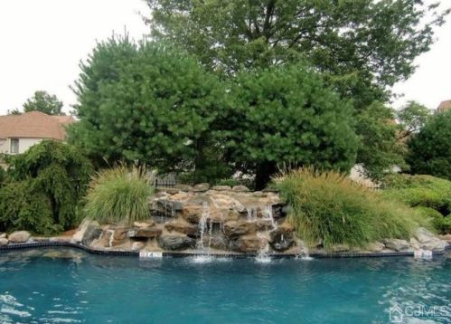 91 Gate House Ln, Edison NJ 08820-4001 exterior