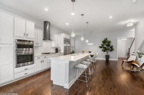 6082 Sauganash Ave, Chicago IL 60646 exterior