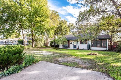 214 8 St, Irving TX 75060-5210 exterior