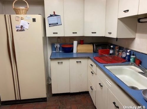 14 Garland Ln, Valley Stream, NY 11581-1724