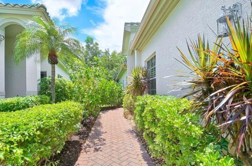 750 Vistana Cir, Naples, FL 34119-1000