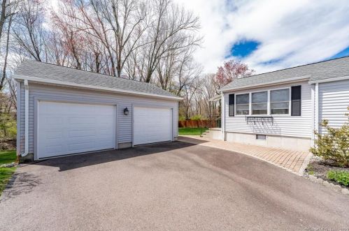 10 Montclair Dr, Enfield CT 06082-3025 exterior