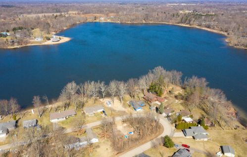 45551 Peninsula Dr, Grand Junction MI 49056-9462 exterior