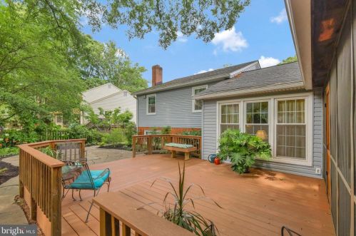 2105 Rampart Dr, Alexandria VA 22308-1537 exterior