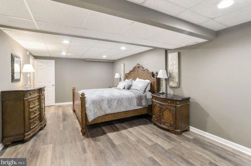 19840 Meredith Dr, Rockville MD 20855-2426 exterior