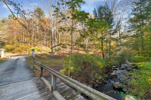 76 Davenport Rd, Roxbury CT 06783-1000 exterior