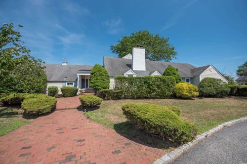 101 Peninsula Dr, Babylon, NY 11702-3337