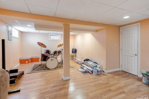 4 Lynhaven Pl, Commack NY 11725-3107 exterior