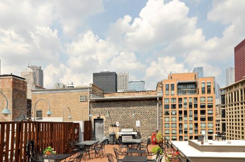 621 Plymouth Ct, Chicago IL 60605-1841 exterior