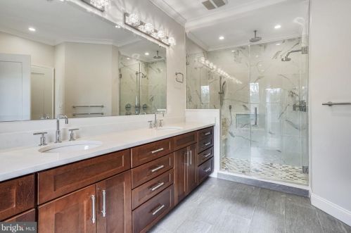 6811 Dillon Ave, Mc Lean VA 22101-4401 exterior