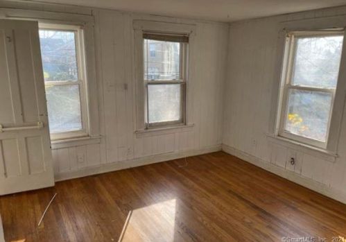 59 Woodland St, Manchester CT 06042-3011 exterior