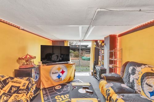 550 Dixie Dr, Pittsburgh PA 15235-4528 exterior