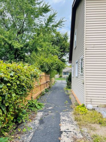 7429 Ctr Dr, Bull Valley IL 60097-8621 exterior