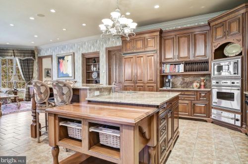 896 Alvermar Rdg Dr, Mc Lean VA 22102-1439 exterior