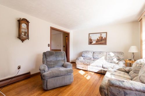 9 Beech Rd, Enfield CT exterior